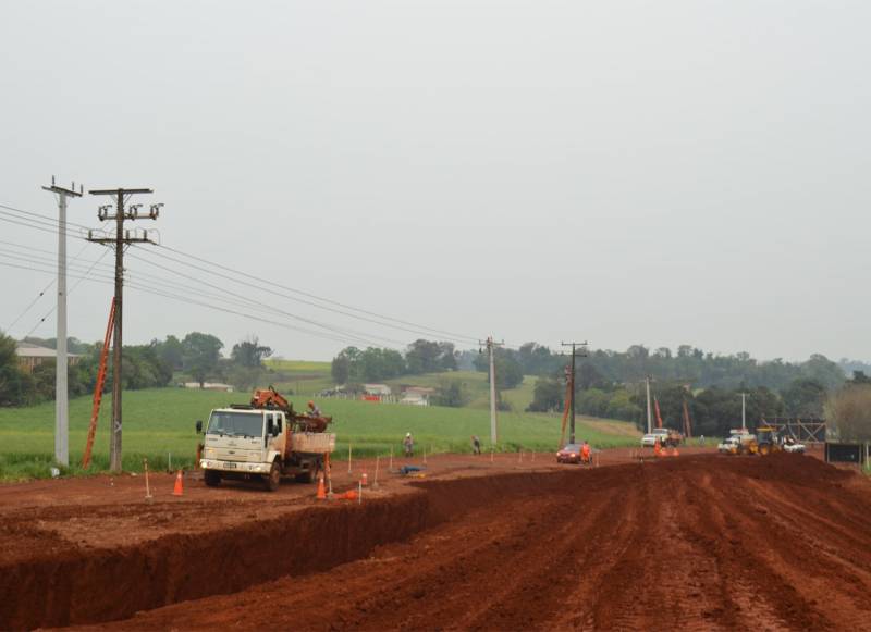 Equipes da Cooperativa atuam na alterao do traado de Linha Trifsica para permitir obras de duplicao da BR-285