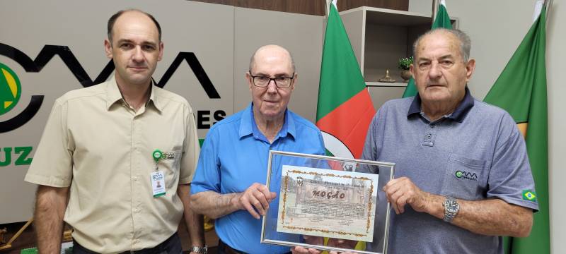 Presidente Diamantino recebe a homenagem, dos representantes da cooperativa que estiveram no evento