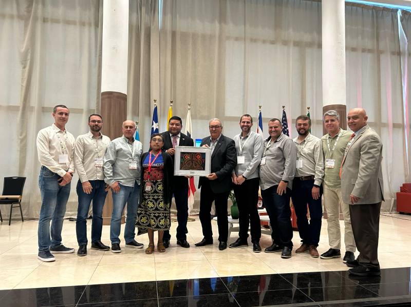 Ao centro, Ing. Eliécer e o presidente Erineo Hennemann, com demais representantes brasileiros